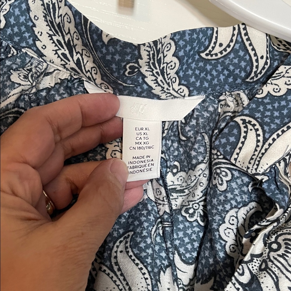 H&M Blue and White Balloon Sleeve Paisley Blouse-Sz-XL - Picture 6 of 8